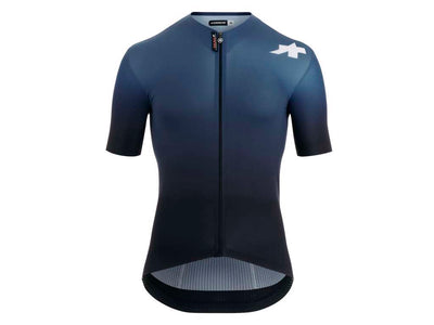 Se Assos EQUIPE RS Jersey S9 TARGA - Cykeltrøje - Korte ærmer - Blå - Str. XL ❤ Stort online udvalg i Assos ❤ Hurtig levering: 1 - 2 Hverdage samt billig fragt ❤ Varenummer: CKP-2220000246774 og barcode / Ean: '2220000246774 på lager - Udsalg på Cykeltrøjer Spar op til 61% - Over 785 kendte brands på udsalg