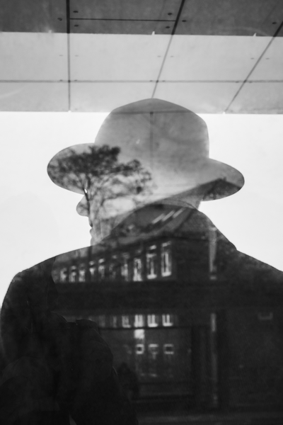 Se Homage a Magritte af Erik Cheng ✔ Kæmpe udvalg i  Erik Cheng ✔ Hurtig levering: 1 - 2 Hverdage samt billig fragt - Varenummer: ILL-15121 og barcode / Ean:  på lager - Udsalg på Illux Art shop - Fotokunst - Erik Cheng - Sort-hvid - Sort-hvid fotokunst - Mennesker Spar op til 59% - Over 1454 design mærker på udsalg