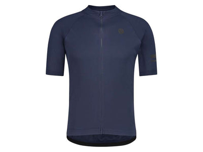 Se AGU Core Essential - Cykeltrøje - K/Æ - Navy - Str. M ❤ Kæmpe udvalg i AGU ❤ Hurtig levering: 1 - 2 Hverdage samt billig fragt - Varenummer: CKP-8717565716353 og barcode / Ean: '8717565716353 på lager - Udsalg på Cykeltrøjer Spar op til 66% - Over 424 kendte brands på udsalg