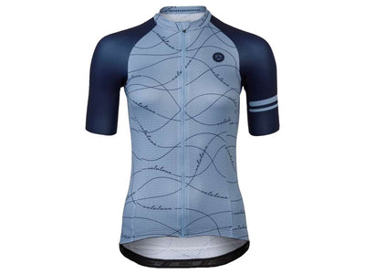 Se AGU Velo Wave Essential - Cykeltrøje - K/Æ - Dame - Blå - Str. M ❤ Kæmpe udvalg i AGU ❤ Hurtig levering: 1 - 2 Hverdage samt billig fragt - Varenummer: CKP-8717565695511 og barcode / Ean: '8717565695511 på lager - Udsalg på Cykeltrøjer Spar op til 52% - Over 454 kendte brands på udsalg