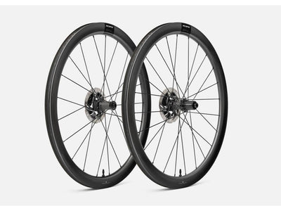 Se Scope R4.A Disc - Hjulsæt Carbon 700c All Road Sport - 45mm profil - Shimano HG 10/11 gear ❤ Stort online udvalg i Scope ❤ Hurtig levering: 1 - 2 Hverdage samt billig fragt - Varenummer: CKP-8718868612007 og barcode / Ean: '8718868612007 på lager - Udsalg på Hjul & hjulsæt Spar op til 61% - Over 785 kendte brands på udsalg