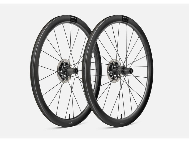 Se Scope R4.A Disc - Hjulsæt Carbon 700c All Road Sport - 45mm profil - Sram XDR 12 gear ❤ Stort online udvalg i Scope ❤ Hurtig levering: 1 - 2 Hverdage samt billig fragt - Varenummer: CKP-8718868612021 og barcode / Ean: &