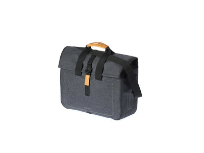 Se Basil Urban Dry - Cykeltaske til bag - 20 liter - Dark grey ❤ Kæmpe udvalg i Basil ❤ Hurtig levering: 1 - 2 Hverdage samt billig fragt - Varenummer: CKP-8715019176616 og barcode / Ean: '8715019176616 på lager - Udsalg på Cykeltasker & rygsække Spar op til 66% - Over 400 kendte brands på udsalg