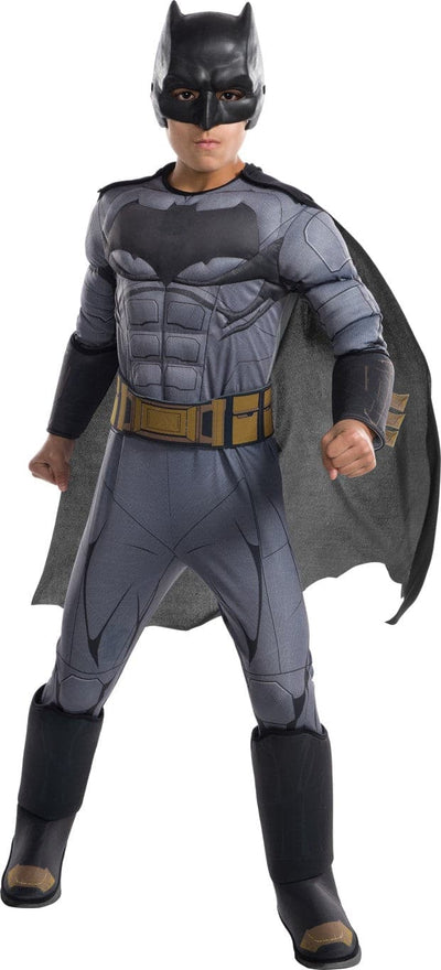 Se Batman Justice League Deluxe Kostume til børn (8-10 år) ✔ Kæmpe udvalg i  Rubie's ✔ Hurtig levering: 1 - 2 Hverdage samt billig fragt - Varenummer: MMA-203641073 og barcode / Ean:  på lager - Udsalg på Batman Udklædning Spar op til 55% - Over 1247 kendte brands på udsalg