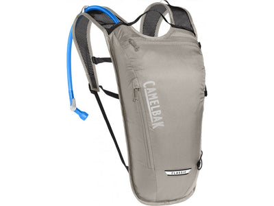 Se Camelbak Classic Light - Rygsæk 2 L med 2 L vandreservior - Aluminium/Black ❤ Kæmpe udvalg i Camelbak ❤ Hurtig levering: 1 - 2 Hverdage samt billig fragt - Varenummer: CKP-886798029214 og barcode / Ean: '886798029214 på lager - Udsalg på Rygsække Spar op til 57% - Over 424 kendte brands på udsalg