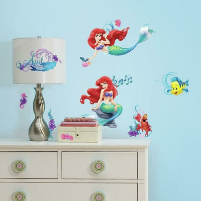 Se Disney ariel Den lille havfrue Wallstickers ✔ Kæmpe udvalg i Roommates ✔ Hurtig levering: 1 - 2 Hverdage samt billig fragt - Varenummer: MMA-216026 og barcode / Ean: '034878203904 på lager - Udsalg på Disney Wallstickers Spar op til 54% - Over 454 design brands på udsalg