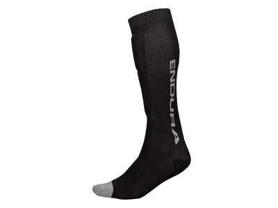 Se Endura SingleTrack Shin Guard Sock - Skinnebensbeskyttere - Black -  Str. S-M ✔ Kæmpe udvalg i  Endura ✔ Hurtig levering: 1 - 2 Hverdage samt billig fragt - Varenummer: CKP-5055939949901 og barcode / Ean: '5055939949901 på lager - Udsalg på Cykelstrømper Spar op til 56% - Over 1454 kendte brands på udsalg