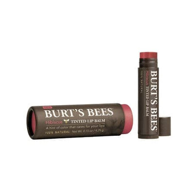 Stort online udvalg i Burts Bees Lip balm farvet hibiscus 4,25g. ❤ Burts ❤ Hurtig levering: 1 - 2 Hverdage og gratis fragt v/køb over 295 kr. GLS til pakkeshop ❤ Varenummer: HG-4391 og barcode / Ean: 792850894624 på lager - Kæmpe udvalg i Personlig pleje - Over 360 kendte mærker på udsalg