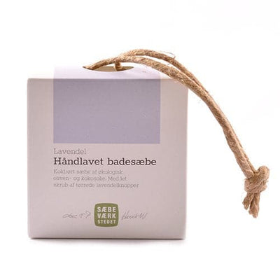 Stort online udvalg i Sæbeværkstedet Badesæbe på snor Lavendel 150g. ❤ ❤ Hurtig levering: 1 - 2 Hverdage og gratis fragt v/køb over 295 kr. GLS til pakkeshop ❤ Varenummer: HG-50464 og barcode / Ean: 5710148008046 på lager - Kæmpe udvalg i Personlig pleje - Over 434 design mærker på udsalg