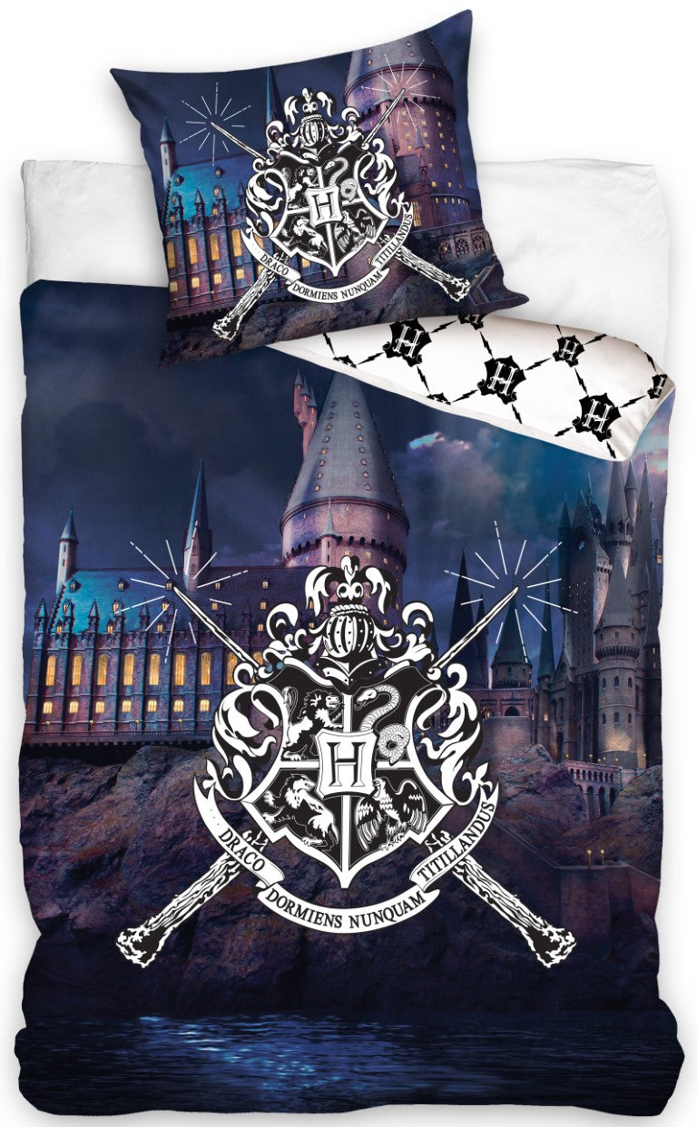 Se Harry Potter Hogwarts Blålig Sengetøj, 100 procent bomuld ✔ Kæmpe udvalg i  mmaction ✔ Hurtig levering: 1 - 2 Hverdage samt billig fragt - Varenummer: MMA-2040152 og barcode / Ean: &