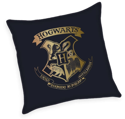 Se Harry Potter Pude med guld print ✔ Kæmpe udvalg i Mmaction ✔ Hurtig levering: 1 - 2 Hverdage samt billig fragt - Varenummer: MMA-2010239 og barcode / Ean: '4006891960467 på lager - Udsalg på Pyntepuder til Børn Spar op til 52% - Over 454 design mærker på udsalg