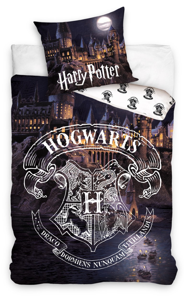 Se Harry Potter Hogwarts Sengetøj, 100 procent bomuld ✔ Kæmpe udvalg i Mmaction ✔ Hurtig levering: 1 - 2 Hverdage samt billig fragt - Varenummer: MMA-2040071 og barcode / Ean: &