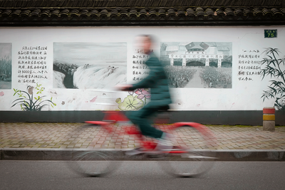 Se Red Bicycle af Julie Aucoin ✔ Kæmpe udvalg i  Julie Aucoin ✔ Hurtig levering: 1 - 2 Hverdage samt billig fragt - Varenummer: ILL-15147 og barcode / Ean:  på lager - Udsalg på Illux Art shop - Fotokunst - Julie Aucoin - Urbant - Mennesker Spar op til 53% - Over 1454 design mærker på udsalg