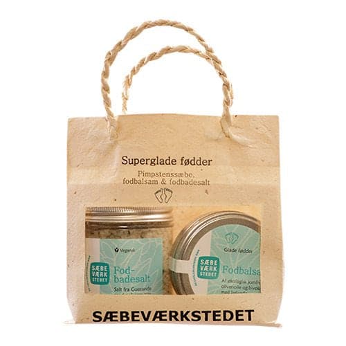 Stort online udvalg i Sæbeværkstedet - Superglade fødder gavepose. fodbadesalt, pimpstensæbe, fodbalsam ❤ ❤ Hurtig levering: 1 - 2 Hverdage og gratis fragt v/køb over 295 kr. GLS til pakkeshop ❤ Varenummer: HG-17761 og barcode / Ean: 5710148009081 på lager - Kæmpe udvalg i  - Over 434 design mærker på udsalg